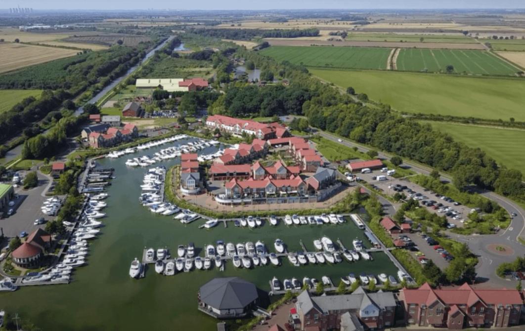 Lincoln Floating Holidays Exterior photo