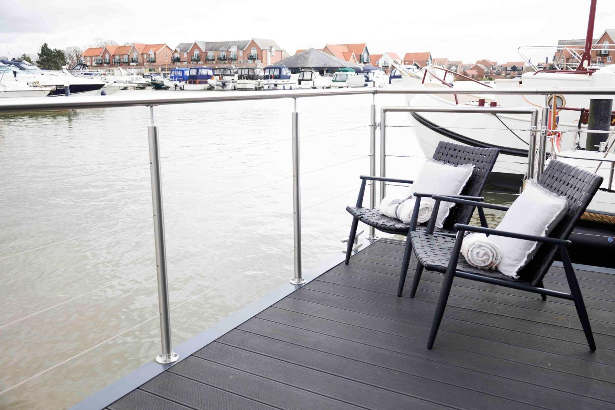 Lincoln Floating Holidays Exterior photo
