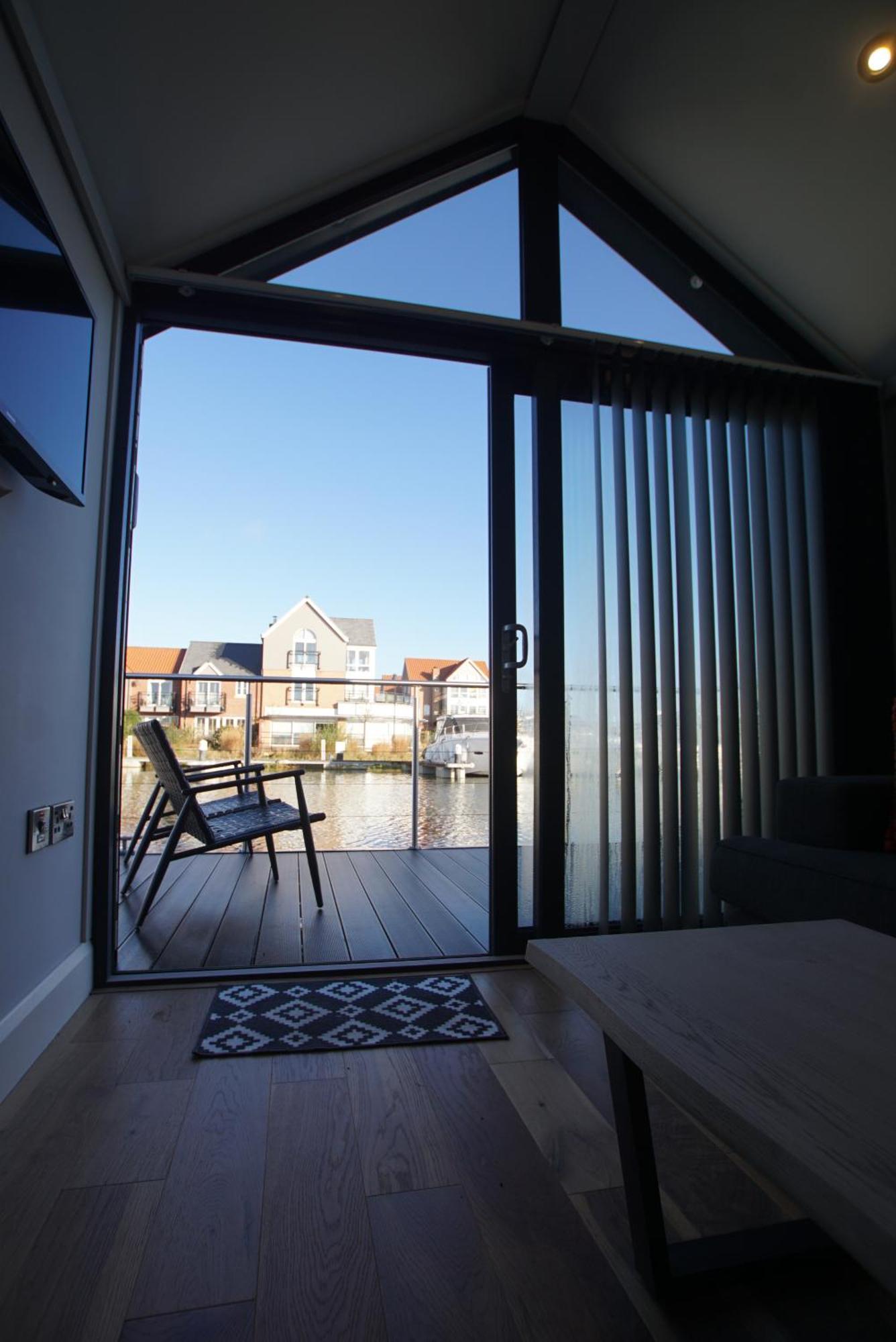 Lincoln Floating Holidays Exterior photo